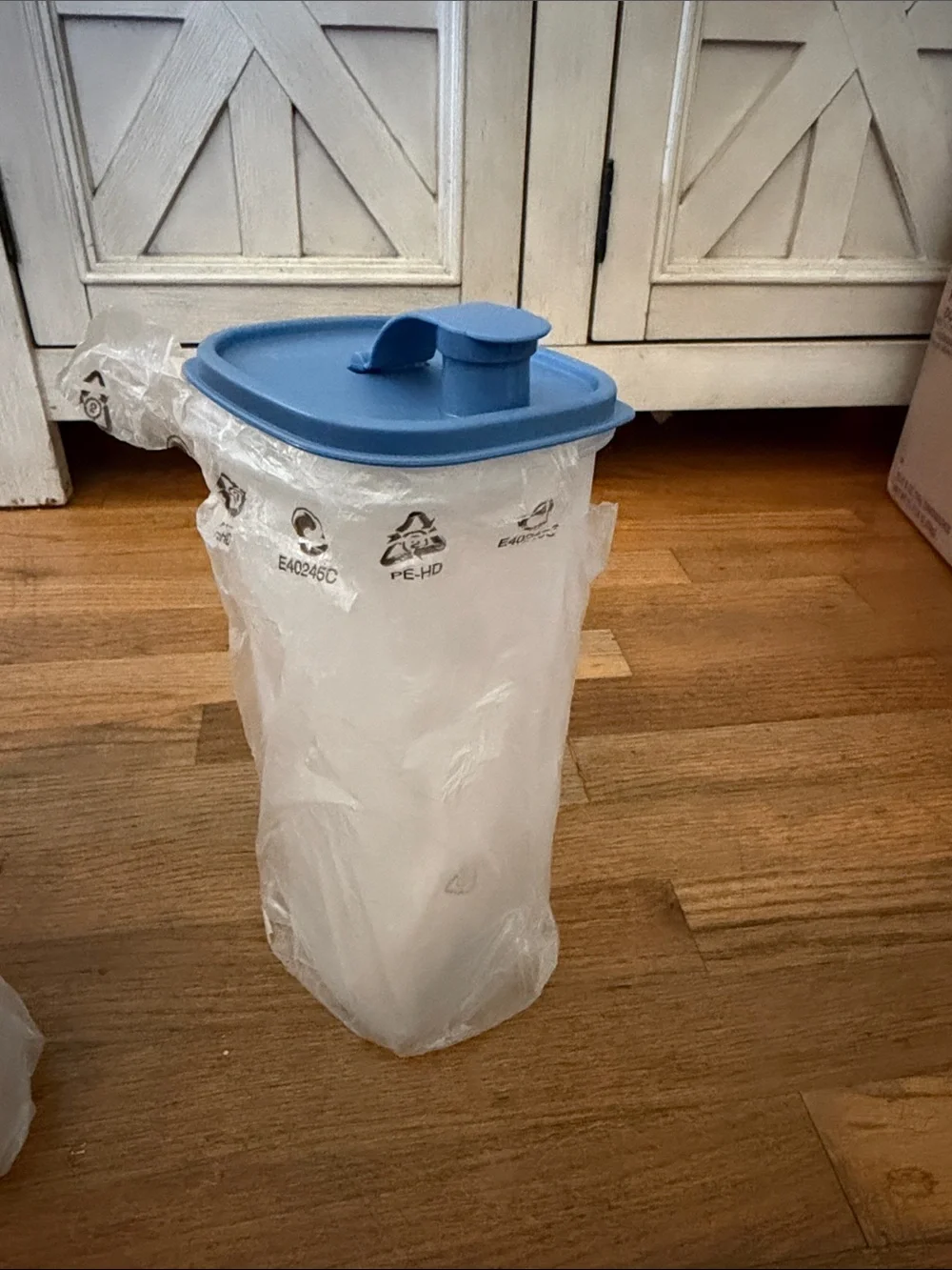 Tupperware Slim Line Pitcher w strainer